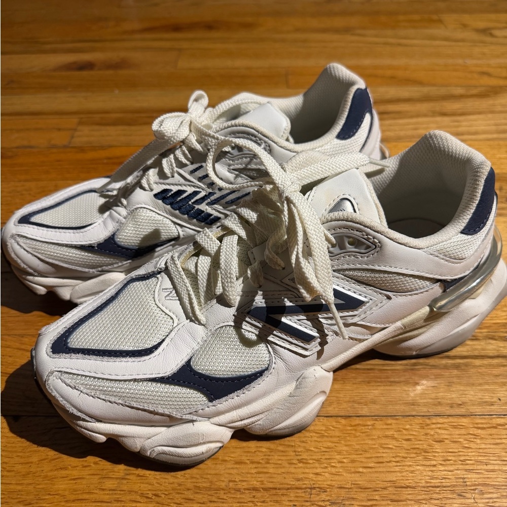 9060 NEW BALANCE size 7.5 men/size 9 women US